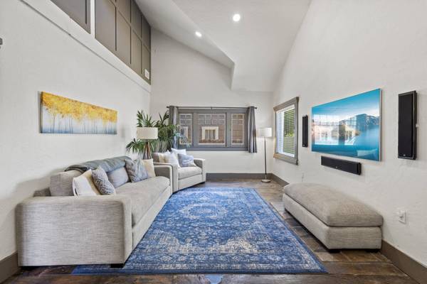 737 W Jackson St, Medford, OR 97501