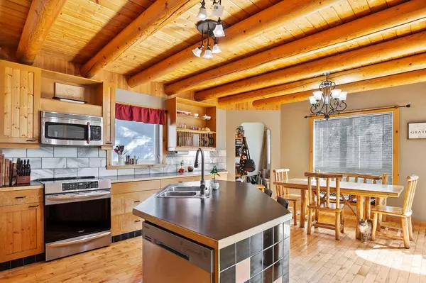 1117 5 ST SE, High River, AB T1V 1J2