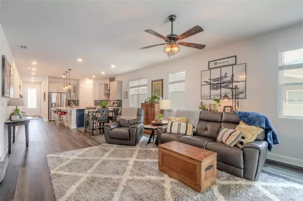 1050 RIVER FALLS CIR, Deland, FL 32720