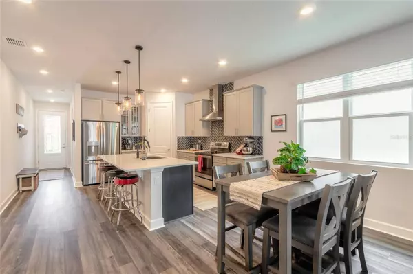 1050 RIVER FALLS CIR, Deland, FL 32720