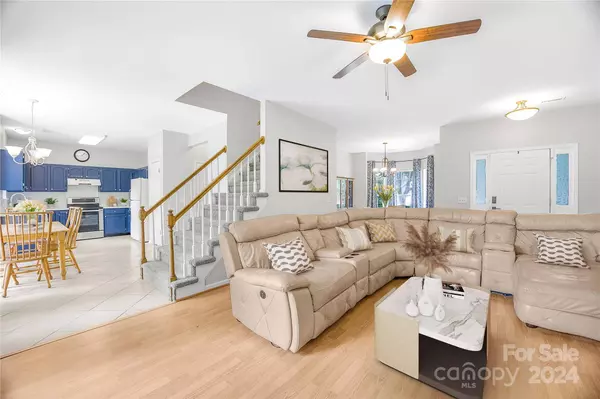 7331 Reynard LN, Charlotte, NC 28215