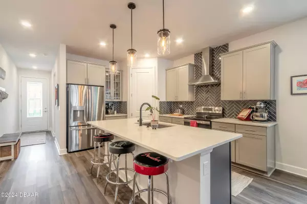 1050 River Falls CIR, Deland, FL 32720