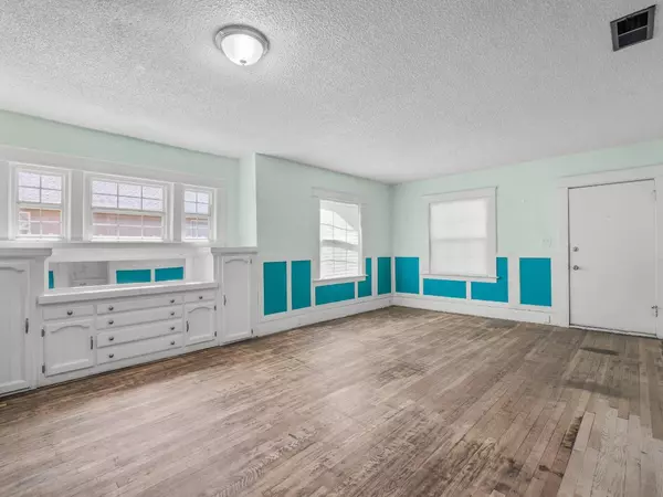 1037 E Fountain Way, Fresno, CA 93704