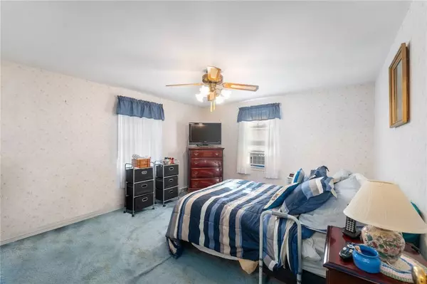 28 Redwoood DR, Cranston, RI 02920