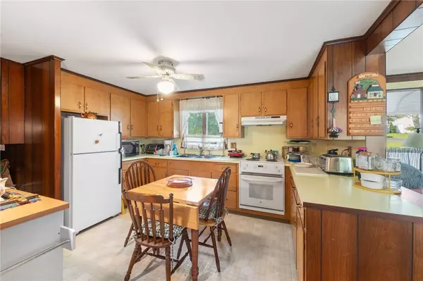 28 Redwoood DR, Cranston, RI 02920