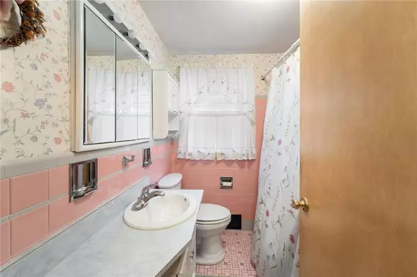 28 Redwoood DR, Cranston, RI 02920