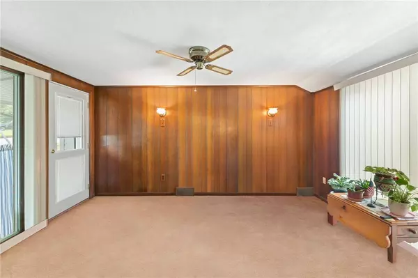 28 Redwoood DR, Cranston, RI 02920