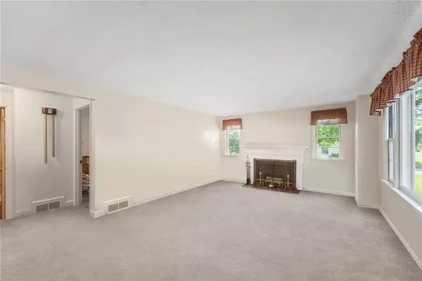 28 Redwoood DR, Cranston, RI 02920