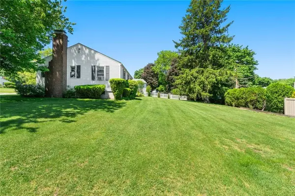 28 Redwoood DR, Cranston, RI 02920