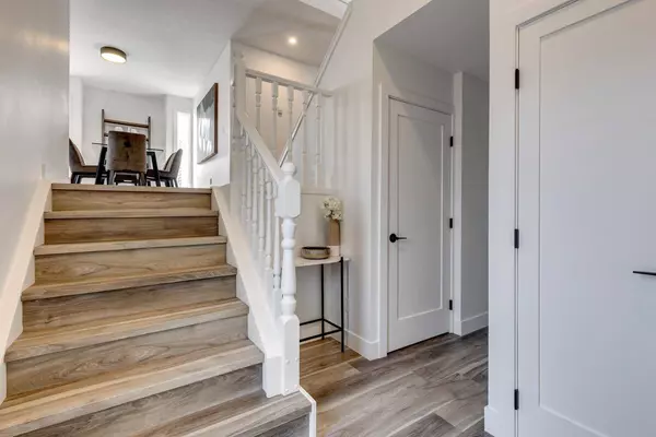 372 Hawkcliff WAY NW, Calgary, AB T3G 2X2