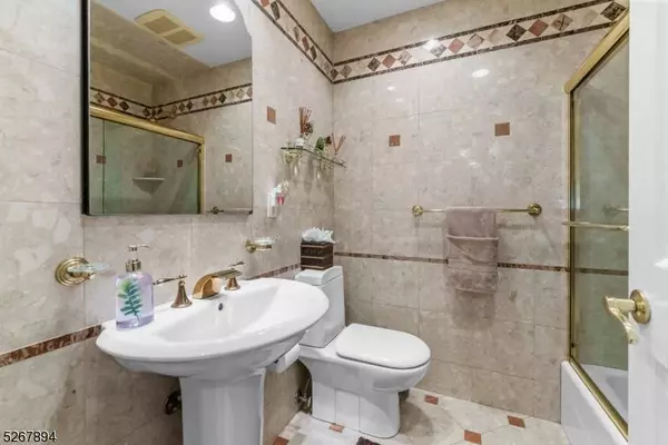 145 Doherty Dr, Clifton City, NJ 07013