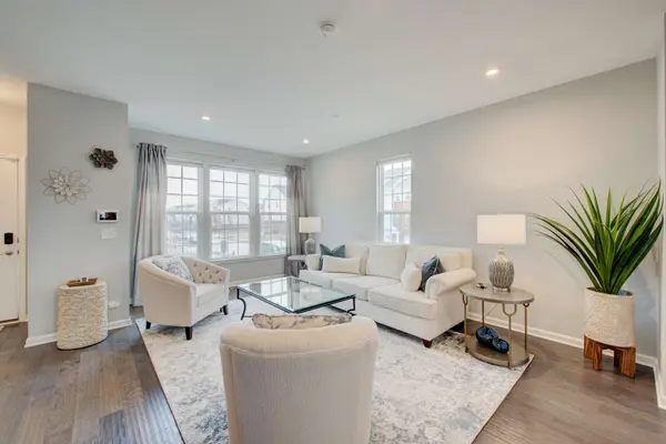 13 Nicholas DR E, Des Plaines, IL 60016