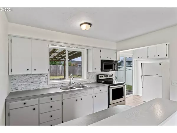 62 E 3RD ST, Lowell, OR 97452