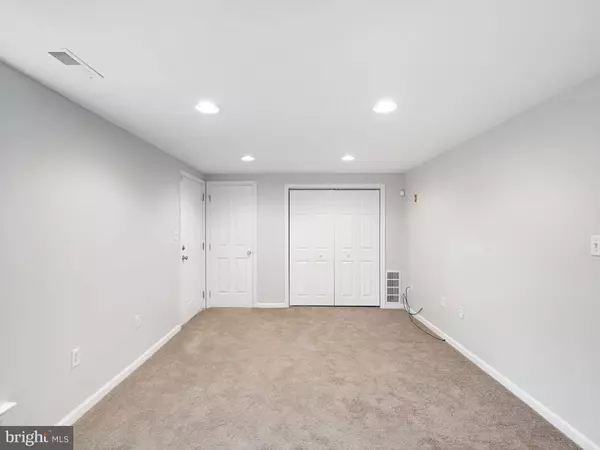 24 W MCCAULLEY CT, Wilmington, DE 19801