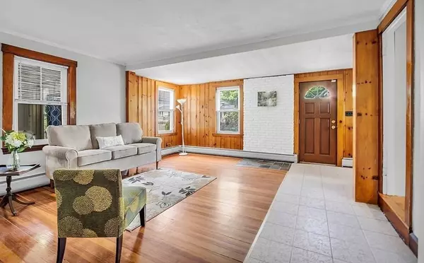 52 High St, Hudson, MA 01749