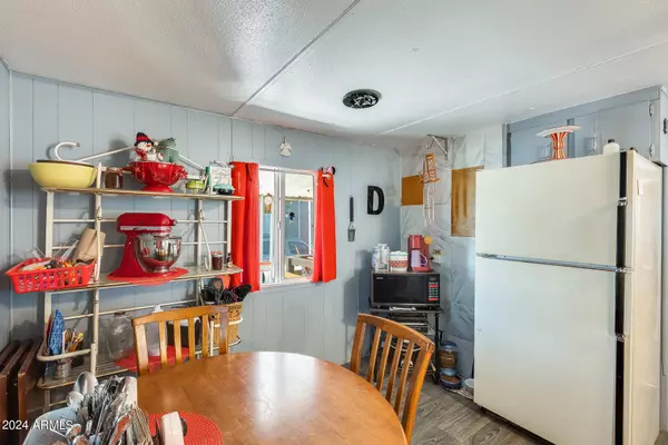 10401 N CAVE CREEK Road #11, Phoenix, AZ 85020