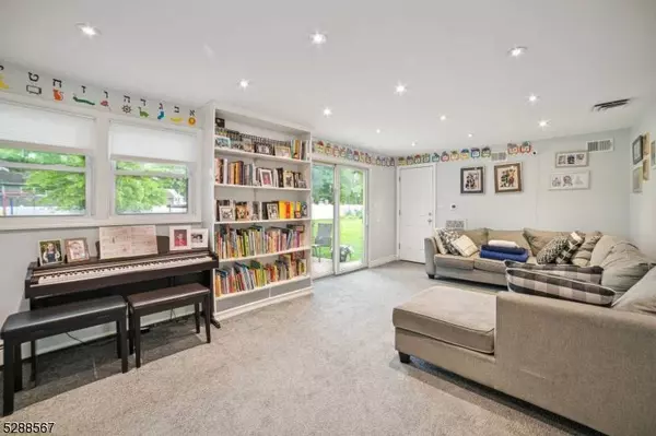 37 Twin Oaks Oval, Springfield Twp., NJ 07081