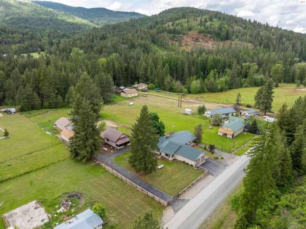 628 N Riley Creek Road, Laclede, ID 83841
