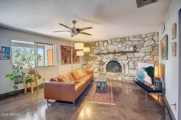 1233 E DESERT COVE Avenue, Phoenix, AZ 85020