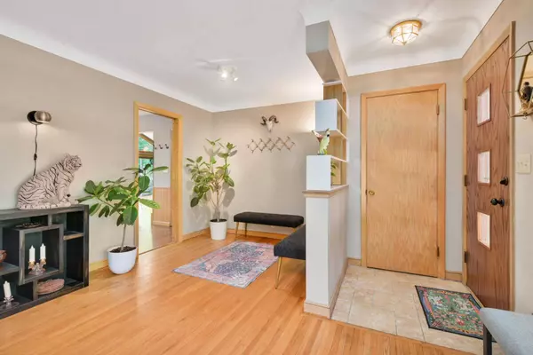 2476 Aglen ST, Roseville, MN 55113