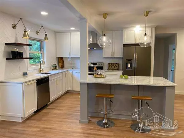 433 Fairpoint Dr, Gulf Breeze, FL 32561