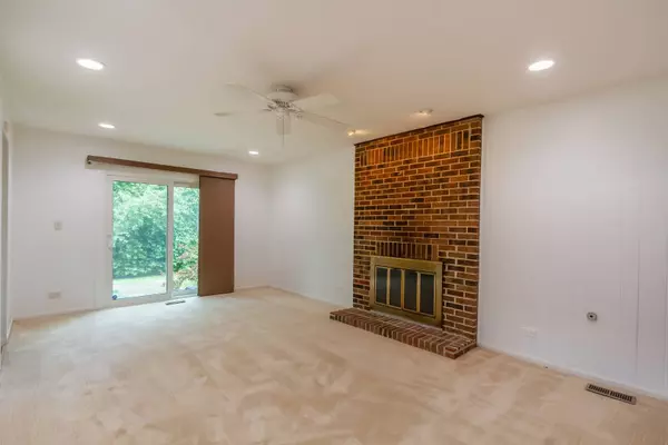 870 Tanglewood DR, Wheeling, IL 60090