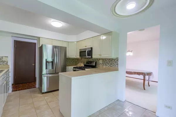 870 Tanglewood DR, Wheeling, IL 60090