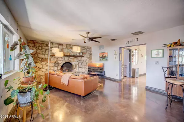 1233 E DESERT COVE Avenue, Phoenix, AZ 85020