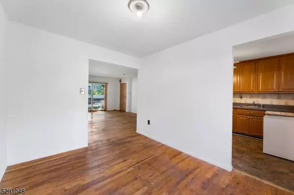 1003 N Oaks Blvd, North Brunswick Twp., NJ 08902