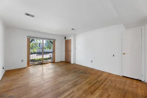 1003 N Oaks Blvd, North Brunswick Twp., NJ 08902