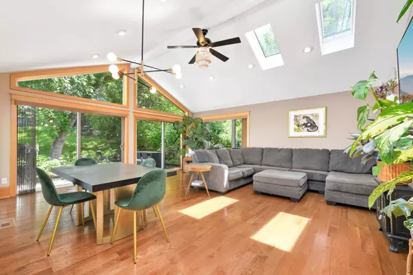 2476 Aglen ST, Roseville, MN 55113