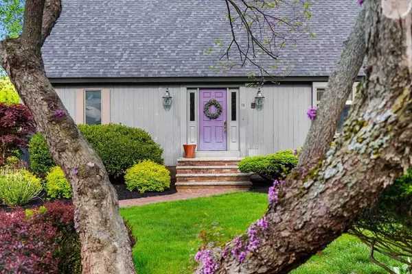 74 Blueberry Hill Ln, North Andover, MA 01845