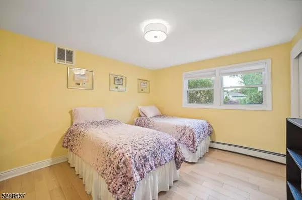 37 Twin Oaks Oval, Springfield Twp., NJ 07081