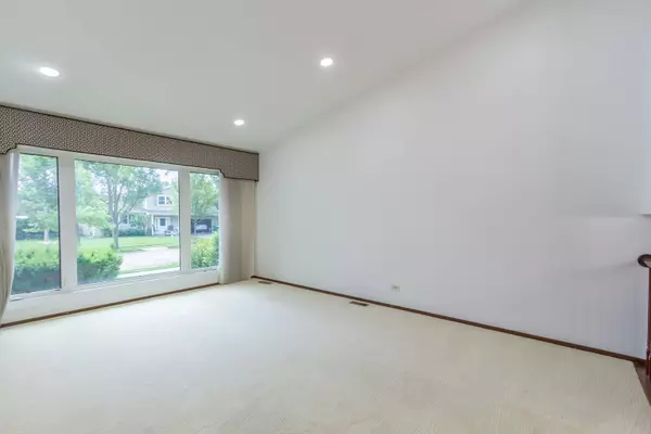 870 Tanglewood DR, Wheeling, IL 60090