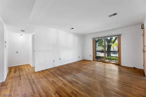 1003 N Oaks Blvd, North Brunswick Twp., NJ 08902