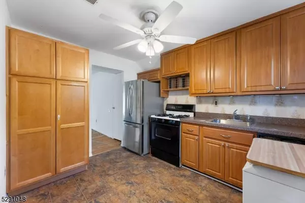 1003 N Oaks Blvd, North Brunswick Twp., NJ 08902