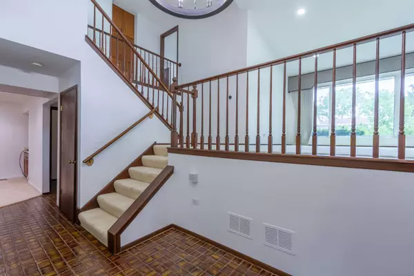 870 Tanglewood DR, Wheeling, IL 60090