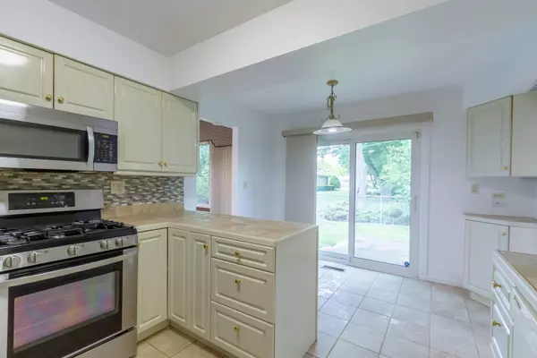 870 Tanglewood DR, Wheeling, IL 60090