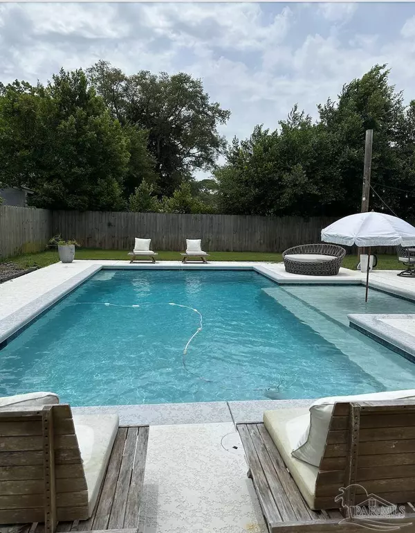 433 Fairpoint Dr, Gulf Breeze, FL 32561