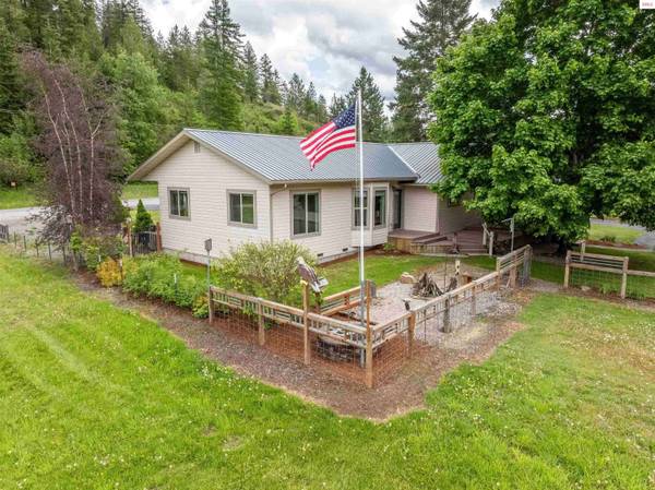 628 N Riley Creek Road, Laclede, ID 83841