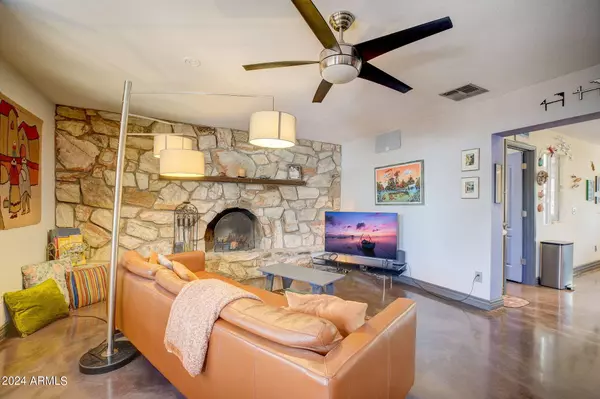 1233 E DESERT COVE Avenue, Phoenix, AZ 85020