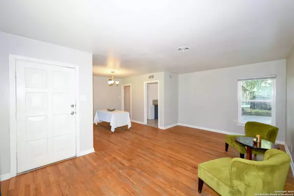 302 LEMUR DR, San Antonio, TX 78213-3424