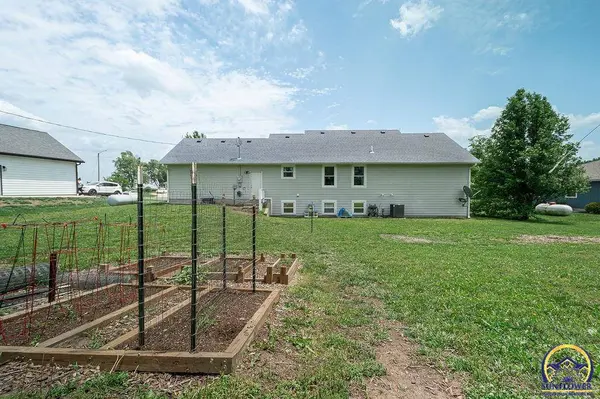 707 Pierce St, Maple Hill, KS 66507