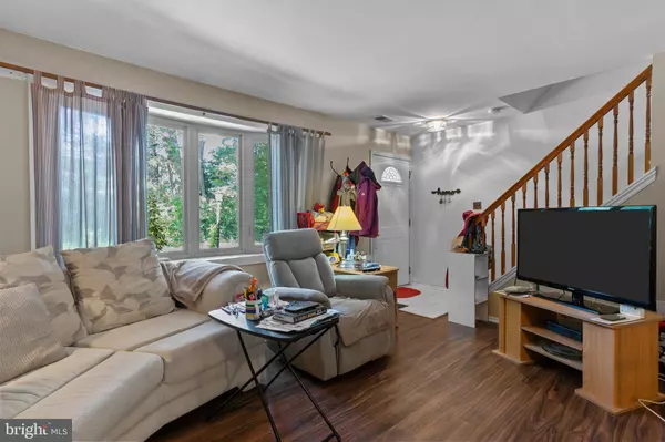 28 KNOCK N KNOLL CIR, Willow Grove, PA 19090