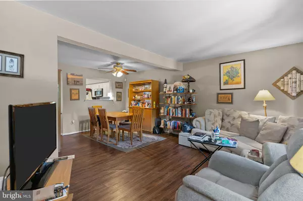 28 KNOCK N KNOLL CIR, Willow Grove, PA 19090