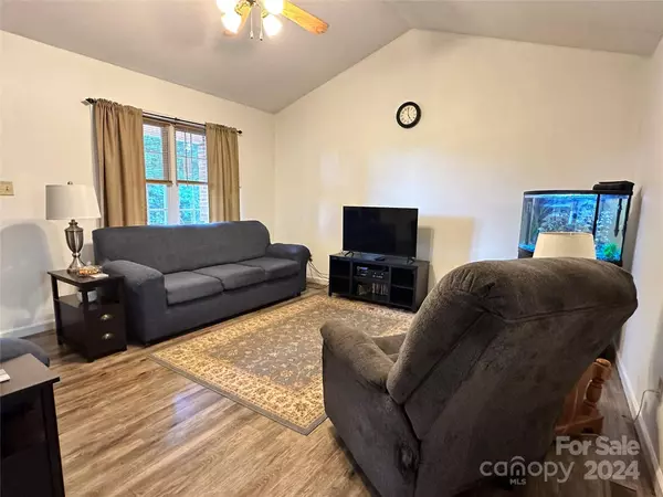 4886 SANDSTONE DR, Conover, NC 28613