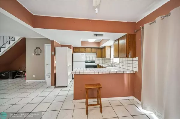 7926 Kimberly Blvd #202, North Lauderdale, FL 33068