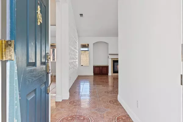 2040 Travesia LN, Ceres, CA 95307