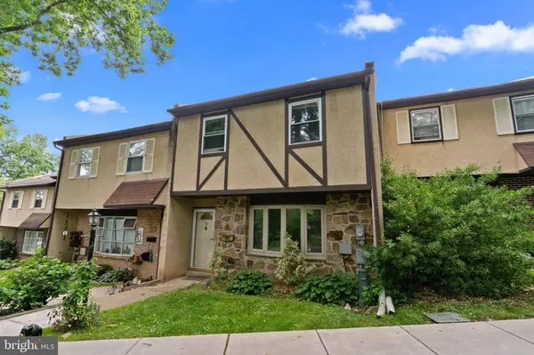 28 KNOCK N KNOLL CIR, Willow Grove, PA 19090