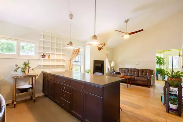 35W370 Oak LN, St. Charles, IL 60174